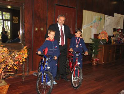 ALI İNCI - Avrupa Şampiyonu Büşra'nın İlk Ödülü Bisikletti