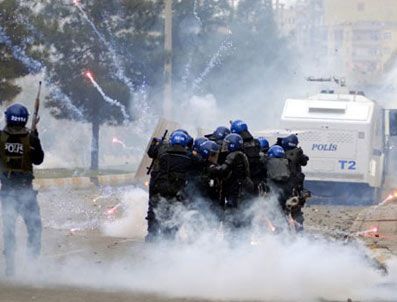 AYLA AKAT ATA - Batman'da Göstericiler Polisle Çatıştı