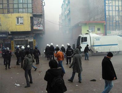 BENGI YıLDıZ - Diyarbakır'da Yürüyüş Sonrası Polise Taşlı Saldırı