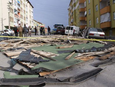 BAYRAM YıLMAZ - Karabük'te Şiddetli Fırtına Çatıları Uçurdu