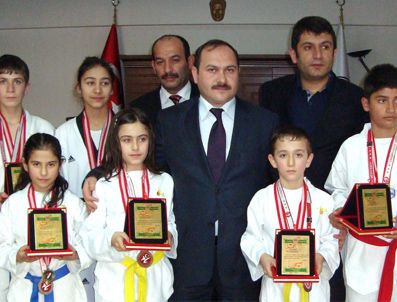 LAMIA - Alaca Belediyesi'nden Başarılı Sporculara Ödül