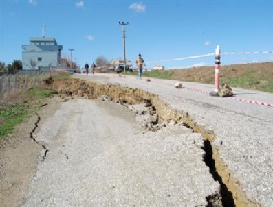 KEMAL NAZLı - Heyelan Bölgesinde Onarım Çalışması Başlatıldı