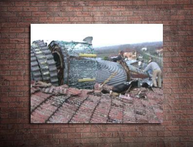 Şiddetli rüzgar 2 minareyi yıktı