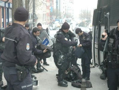 CERVANTES - Göstericilere Müdahale Etmeye Hazırlanan Polise 'Diplomasi' Engeli