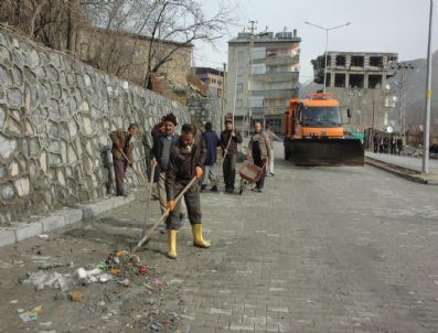 Karayolları Ekipleri Çevre Temizliği Başlattı