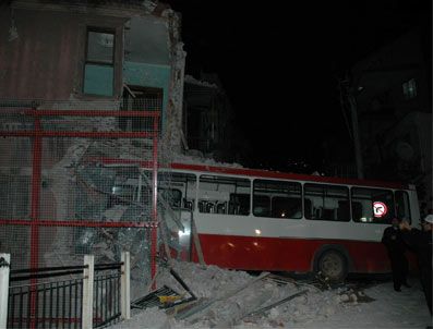 KAAN PEKER - Freni patlayan otobüs dehşet saçtı: 18 Yaralı