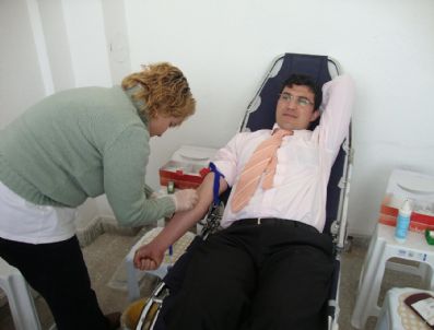 KAYıHAN - Kayıhan Kasabasından Kızılay'a Destek