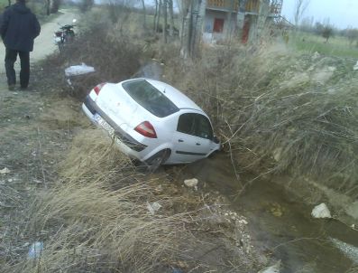 Otomobil Sulama Kanalına Uçtu: 4 Yaralı