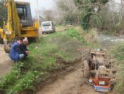 Traktörün Altında Kalan Yaşlı Adam Kepçeyle Kurtarıldı