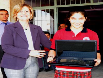 Belediye'den Başarılı Öğrencilere Laptop