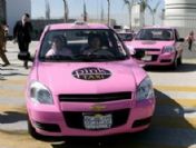 Kadınlara özel gül renkli taksi