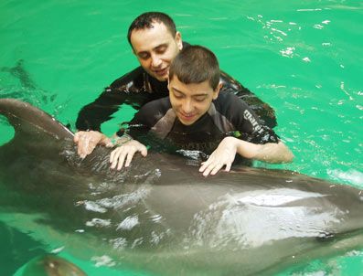 Özürlü Çocuklar Yunuslarla Yüzdükten Sonra Konuşmaya Başladı