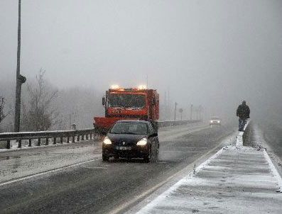 KARANLıKDERE - Bolu Dağı'nda kar trafiği aksatıyor