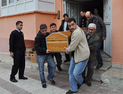 KABRISTAN - Malatya'da Cinnet Geçiren Şahıs İmam Nikahlı Eşini Satırla Öldürdü