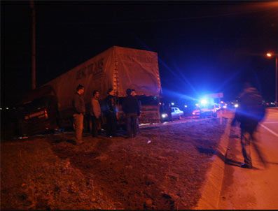 KUZULUK - Yoldan Çıkan Tır Karayolunu Trafiğe Kapattı