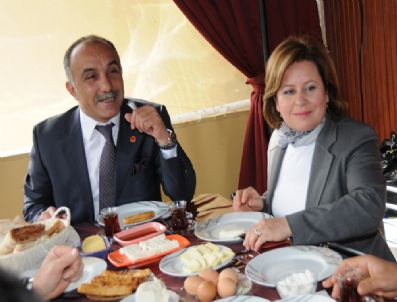 FATOŞ GÜRKAN - Ak Parti Adana Milletvekili Fatoş Gürkan: 'Ülkeyi Bölecek Hiçbir Belgeye İmza Atmayız'