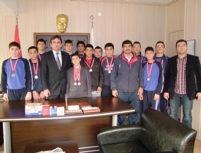 HASAN GÖKÇE - Güreşçiler'den Başkan'a Ziyaret