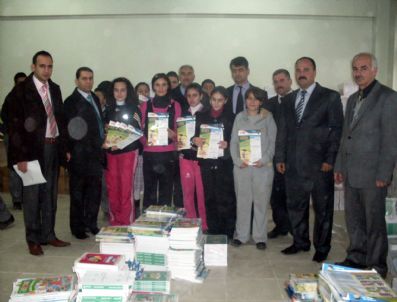 COŞKUN AÇıK - Kahta Kaymakamlığı Tarafından Öğrencilere Kitap Dağıtıldı