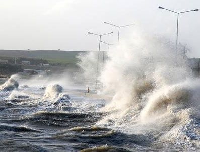 Marmara'da şiddetli lodos hayatı felç etti