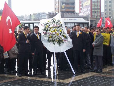 TÜRKIYE DEĞIŞIM HAREKETI - Türkiye Değişim Hareketinden (tdh) Çelenk Bırakma