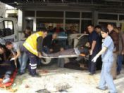 Aşırı Hızlı Araç Kaldırımda Yürüyen Yayalara Çarptı