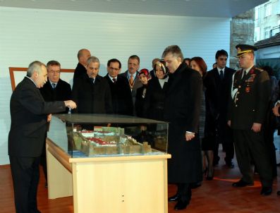 SINOP CEZAEVI - Cumhurbaşkanı Gül Tarihi Sinop Cezaevi'ni Gezdi