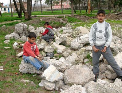 ORHAN BALCı - İlköğretim Öğrencisi 3 Kardeş, Yıkıntılarda Demir Topluyor