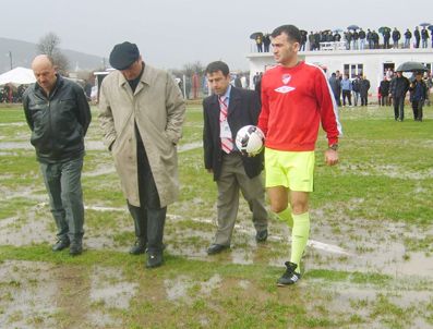 SALTUKOVA - Yoğun Sağanak Yağış Maç Erteletti
