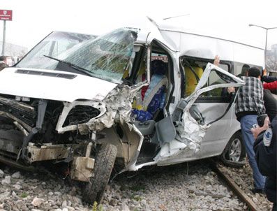 SELMA ŞAHIN - Dolmuş Minibüs Traktörle Çarpıştı: 7 Yaralı