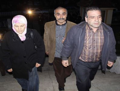 70 Yaşındaki Babasının Dayısı İle Kaçan Liseli Kız Ailesine Teslim Edildi