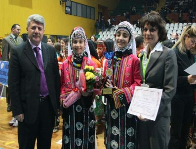 ATILLA GÜLSAR - Halk Oyunları Yarışmalarında Dereceye Okullara Ödülleri Verildi