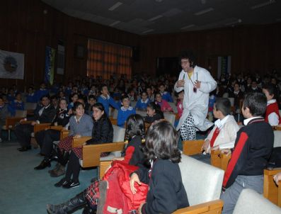 ZAMAN TÜNELİ - İlköğretim Öğrencileri 'Zaman Tüneli'ni İzledi