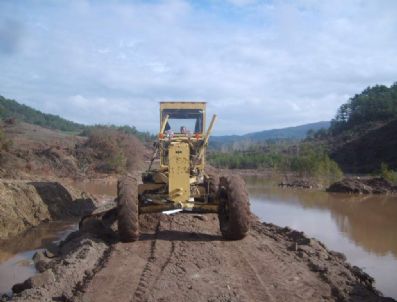 MUSTAFA TEMIZ - Kayaboğazı Göletinin Taşması Sonucu Kapanan Köş Yollarını Açma Çalışmaları Başladı