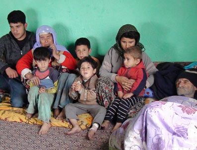 Kocası Terk Edince 4 Çocuğuyla Felçli Babasının Evine Sığındı