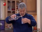 Metin Akpınar kuşa rakı içirdi