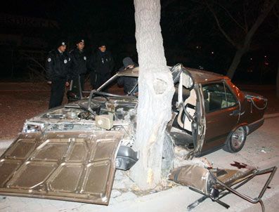Otomobil Kaldırımdaki Ağaca Çarptı: 2 Yaralı