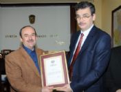 Vali Güvenç'ten Emekliye Ayrılan Makam Şoförüne Takdir Belgesi
