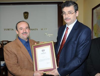 NECMETTIN YALıNALP - Vali Güvenç'ten Emekliye Ayrılan Makam Şoförüne Takdir Belgesi