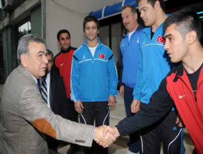 Genç Güreşçilere Başkan Dopingi