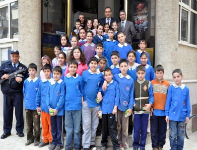 CENGIZ TOPEL İLKÖĞRETIM OKULU - Minikler Emniyet Müdürü'nü Sorularıyla Terlettiler