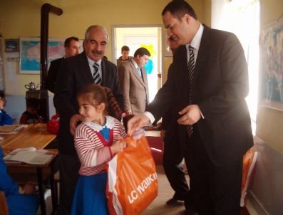 Varto'da İhtiyaç Sahibi Öğrencilere Giyim Yardımı