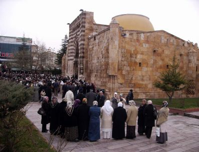 127 Kişilik Umre Kafilesi Kutsal Topraklara Uğurlandı