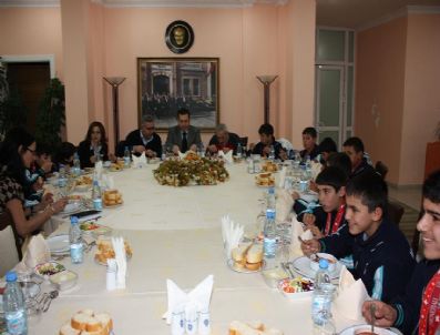 SELAMI KAPANKAYA - Ağrılı Yıldızlar Yuvaya Mutlu Döndüler