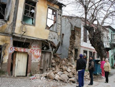 Ayvalık'ta Çöken Ev Korkuttu