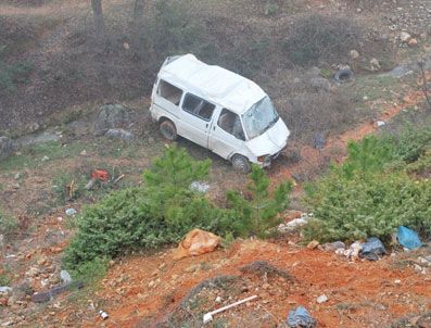 Öğrenci Servisi Dereye Uçtu: 8 Yaralı