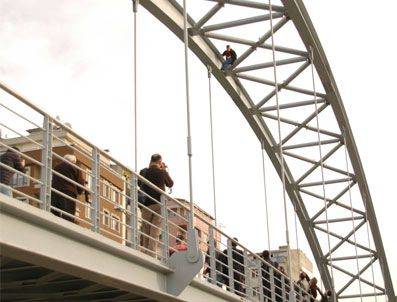 Rize'de Üst Geçitte İntihar Girişimi