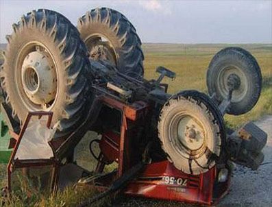 YAKUP TURGUT - Traktör İle Otomobil Çarpıştı : 6 Yaralı