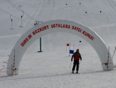 USTALARA SAYGı - Bayburt'ta 'Ustalara Saygı Kupası' Kayak Yarışması