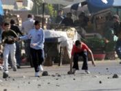 Taş yerine çiçek attılar