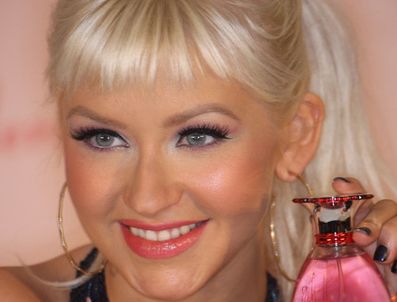 Christina Aguilera hayranları biraz daha bekleyecek